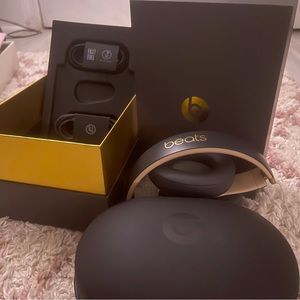 Beats Studio3 Bluetooth Wireless Noise
Cancelling Over-Ear Headphones